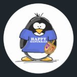 Sticker Rond Pingouin heureux de Hanoukka<br><div class="desc">De fête un pingouin de Hanoukka d'amusement juste pour la saison des vacances. Montrez votre esprit de vacances avec ce pingouin juif mignon tenant un dreidel et utilisant un T-shirt qui indique Hanoukka heureux.</div>