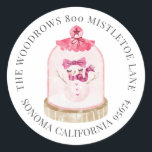 Sticker Rond Pink Christmas Snow Globe Retourner l'adresse Étiq<br><div class="desc">étiquette d'adresse de retour de Noël rose neige globe. Style Whimsical et plus chic. Pour plus de personnalisation,  cliquez sur le lien "customiser plus" et utilisez notre outil de conception pour modifier ce modèle.</div>