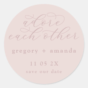 Sticker Rond Pink on Blush Élégante Calligraphie Lettres