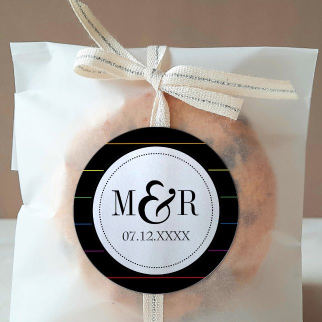 Sticker Rond Pinstripe arc-en-ciel sur Mariage LGBT noir solide (Créateur téléchargé)