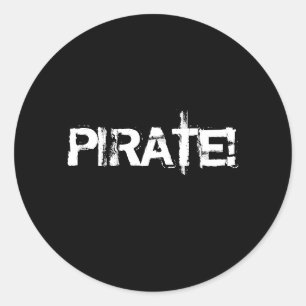 Sticker Rond PIRATE ! Slogan dans la police grunge. Noir et bla