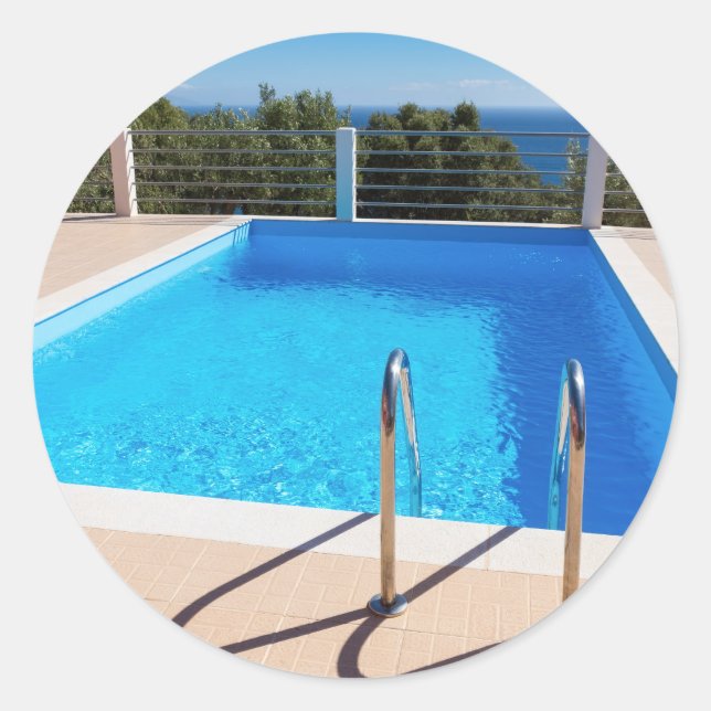 Sticker Rond Piscine bleue avec escaliers en mer (Devant)