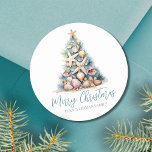 Sticker Rond Plage Christmas Tree<br><div class="desc">Autocollant rond Christmas Tree Beach Classic. Répandez une ambiance de vacances balnéaire avec cet autocollant rond unique représentant un arbre de Noël fait de coquillages et d'étoiles de mer. L'arbre, surmonté d'une étoile de mer, est conçu dans des tons apaisants de bleu et de vert, rappelant le corail sous-marin, et...</div>