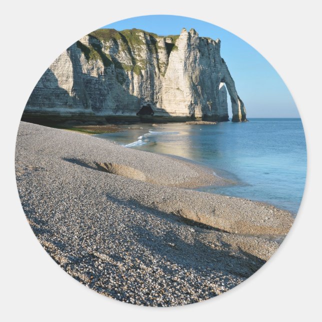 Sticker Rond Plage de galets et falaise d'Etretat en France (Devant)