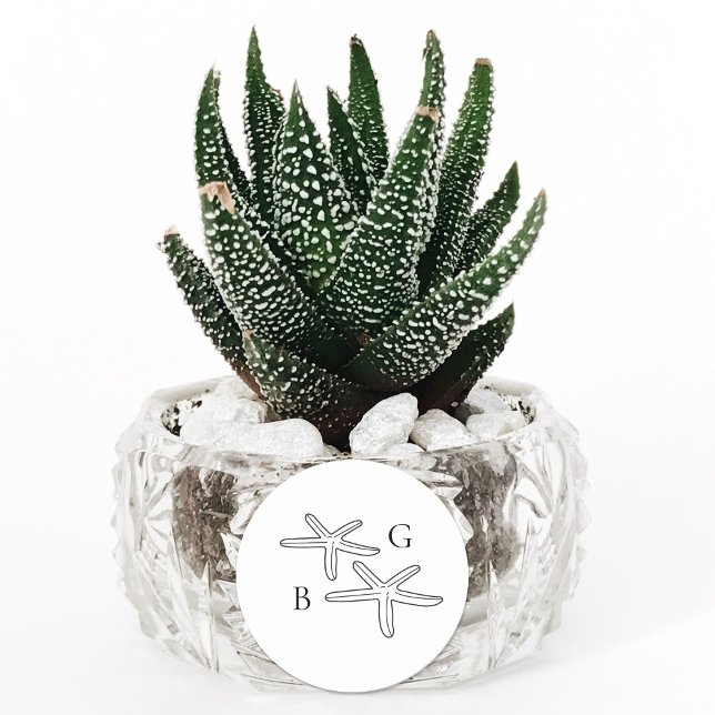 Sticker Rond Plage minimaliste Starfish Monogramme Mariage Fave (Minimalist Starfish Beach Monogram Wedding Favor Classic Round Sticker)