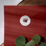 Sticker Rond Plum rustique Roses et plumes Adresse de retour<br><div class="desc">Conçu pour correspondre à notre collection Rustic Plum mariage et à nos accessoires, cet autocollant blanc rond est parfait pour sceller vos enveloppes d'invitation avec votre adresse de retour. Le design présente une aquarelle illustrant un bouquet floral de roses violets, de feuilles et de plumes avec votre adresse de retour...</div>