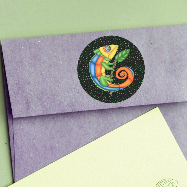 Sticker Rond Pointeur de dessin Lizard tenant la feuille de cou (Brightly coloured cartoon lizard leaf on black with green polka dots stickers.)