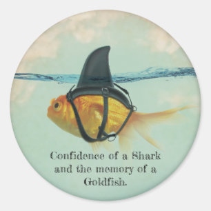 Sticker Rond Poisson rouge avec confettis en forme de nageoire