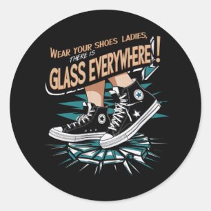 Sticker Rond Portez Vos Chaussures Mesdames Il Y A Du Verre Par