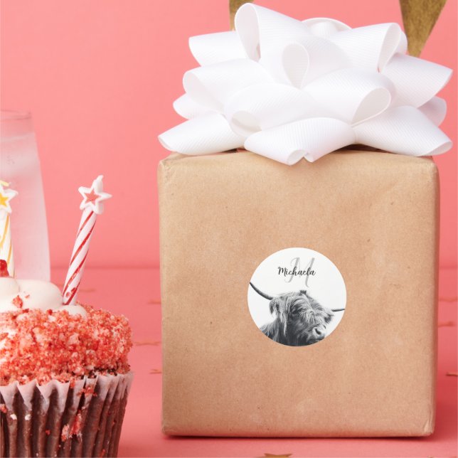 Sticker Rond Portrait de vache Highland premier monogramme noir (Fête)