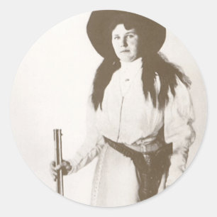 Sticker Rond Portrait photo d'une cowgirl tenant un fusil, v. 1