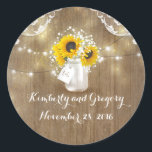 Sticker Rond Pot de maçon rustique de tournesol et de souffle<br><div class="desc">Joint rustique de mariage de pot de maçon de tournesols et de fleurs du souffle du bébé</div>