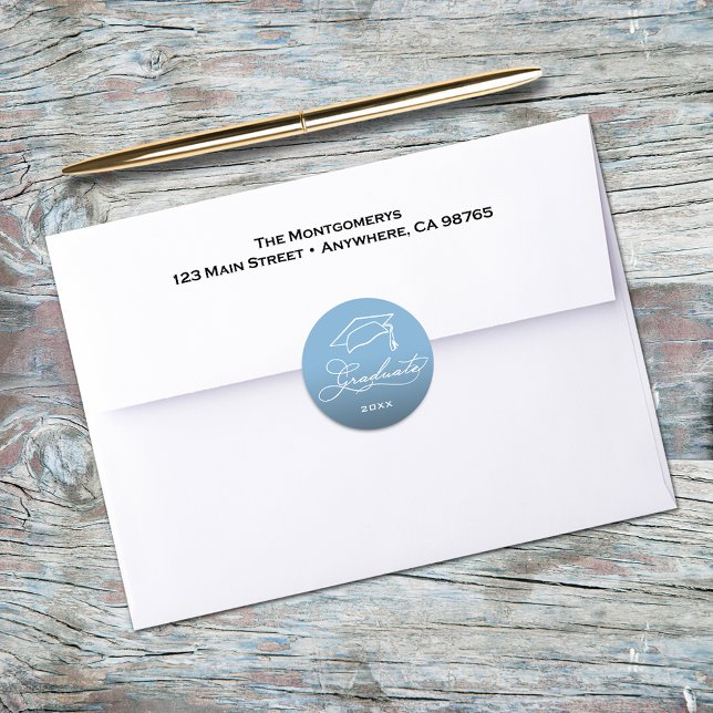 Sticker Rond Poudre de script de fin d'études Joint de l'envelo (Graduation script and grad hat on powder blue envelope seals)