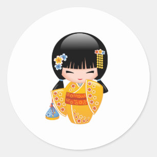 Sticker Rond Poupée d'été Kokeshi - Kimono Jaune Geisha Girl
