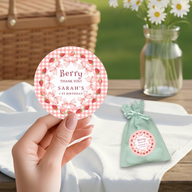 Sticker Rond Première année de Coquette Berry, Gingham rouge (Coquette Berry First Birthday Red Gingham Classic Round Sticker)