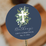 Sticker Rond Première communion Sérénité Eucalyptus<br><div class="desc">Belle conception aquarelle peinte à la main avec une couronne de feuilles d'eucalyptus et une croix.</div>