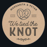 Sticker Rond Pretzel Sacs Nous Avons Lié Le Knot Rustic Kraft<br><div class="desc">Sacs Pretzel. Ajoutez une touche amusante de couleur et de style unique à votre mariage ou à votre douche nuptiale préférée. Un sac de douche nuptiale est un grand complément à la planification de la fête. Ces sacs uniques seront facilement utilisés comme un cadeau et peuvent servir comme une belle...</div>
