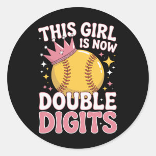 Sticker Rond Princesse de softball Cette fille a maintenant 10 