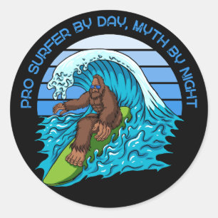 Sticker Rond Pro By Day, Myth By Night Surfing Bigfoot