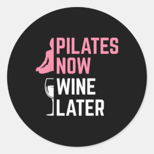 Sticker Rond Professeur Pilates Maintenant Vin Plus Tard Exerci