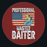 Sticker Rond Professionnel Master Baiter Pêcheur Américain<br><div class="desc">Master Professionnel Baiter Fisherman American Gift. Un cadeau parfait pour votre père,  maman,  papa,  hommes,  femmes,  amis et membres de la famille le jour de Thanksgiving,  Noël,  Fête des mères,  Fête des pères,  4 juillet,  1776 Jour indépendant,  Fête des anciens combattants,  Fête de l'Halloween,  Fête de Patrick</div>