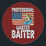Sticker Rond Professionnel Master Baiter Pêcheur Américain<br><div class="desc">Master Professionnel Baiter Fisherman American Gift. Un cadeau parfait pour votre père,  maman,  papa,  hommes,  femmes,  amis et membres de la famille le jour de Thanksgiving,  Noël,  Fête des mères,  Fête des pères,  4 juillet,  1776 Jour indépendant,  Fête des anciens combattants,  Fête de l'Halloween,  Fête de Patrick</div>