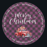 Sticker Rond Purple Christmas Classic Camion Rouge Adresse de r<br><div class="desc">Créez de magnifiques étiquettes d'adresse de retour de Noël avec un camion rouge classique sur un motif plaid de buffle rouge. Personnalisez facilement ces étiquettes de Noël rouges à damiers avec votre nom de famille et votre adresse.</div>