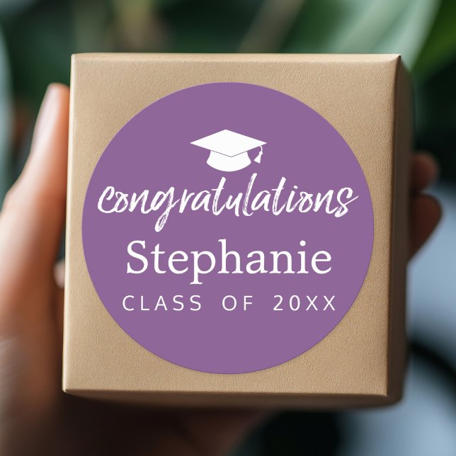 Sticker Rond Purple Graduation Cap félicitations script moderne (Graduation Party Sticker)