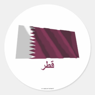 Sticker Rond Qatar brandissant un drapeau avec un nom en arabe