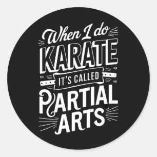 Sticker Rond Quand je fais du karaté, ça s'appelle arts partiel