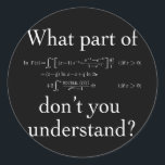 Sticker Rond Quelle partie de... Blanc sur foncé<br><div class="desc">Équation physique humoristique en blanc pour l'impression sur des éléments sombres ou des arrière - plans. Cliquez sur le bouton personnaliser pour sélectionner une nouvelle couleur arrière - plan suffisamment foncée pour afficher l'image de texte blanc. Grand cadeau pour le major ou mathématicien en physique.</div>