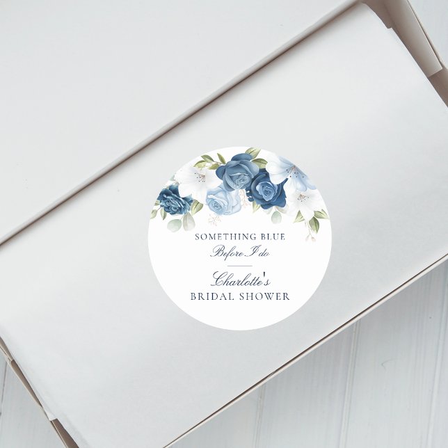 Sticker Rond Quelque Chose de Bleu Avant de Faire la Fête de Ma (Dusty Blue Floral Something Blue Floral Classic Round Sticker)