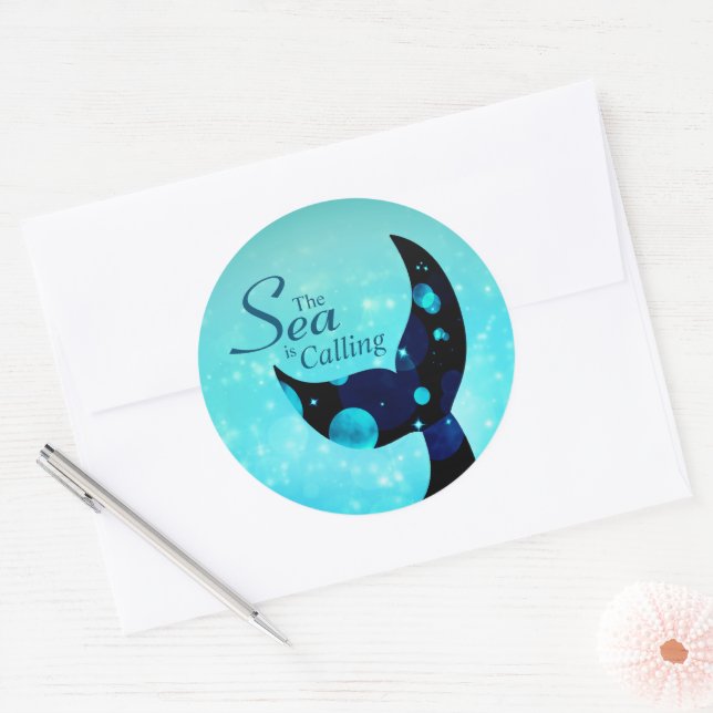 Sticker Rond Queue de sirène La mer appelle Citation (Enveloppe)