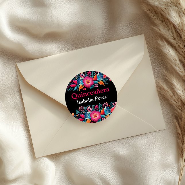 Sticker Rond Quinceanera florale Fiesta noire mexicaine (Floral Quinceanera Black Mexican Fiesta Classic Round Sticker on an elegant envelope.)