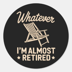 Sticker Rond Quoi que je sois presque à la retraite Humour drôl