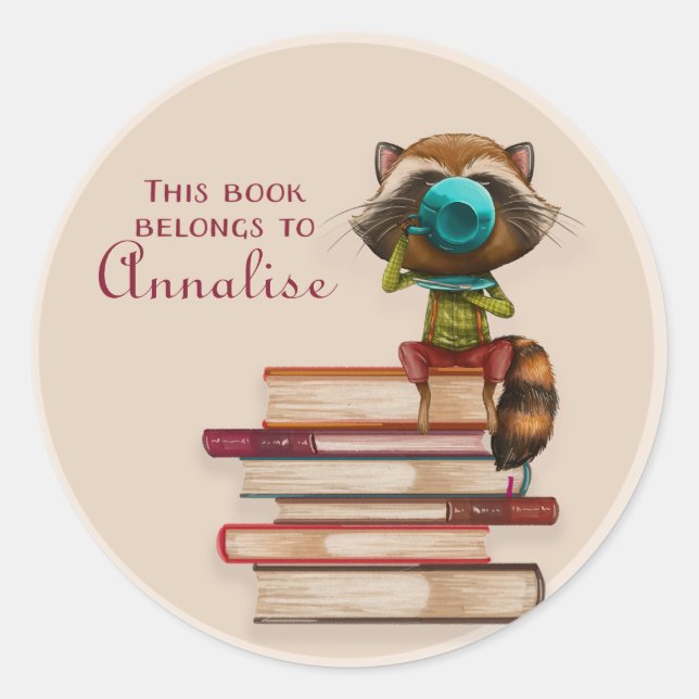 Sticker Rond Raccoon sur une pile de livres Plaque de nom de li (Devant)