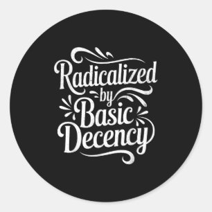 Sticker Rond Radicalement Par Une Décence Fondamentale Drôle Ma