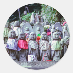 Sticker Rond Rangs de petites statues de moines Jizo avec des b
