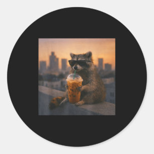 Sticker Rond Raton laveur buvant du café glacé mème animal drôl
