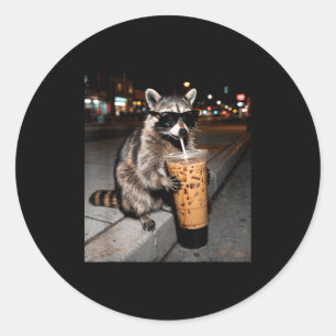 Sticker Rond Raton laveur buvant un café glacé mème animal drôl