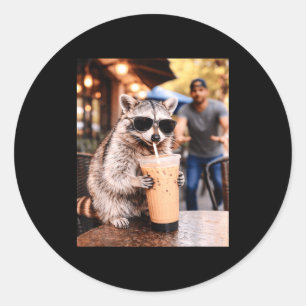 Sticker Rond Raton laveur buvant un café glacé mème animal drôl