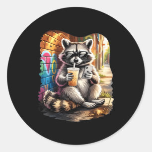 Sticker Rond Raton laveur buvant un café glacé mème animal drôl