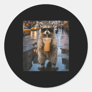 Sticker Rond Raton laveur drôle buvant du café glacé mème anima