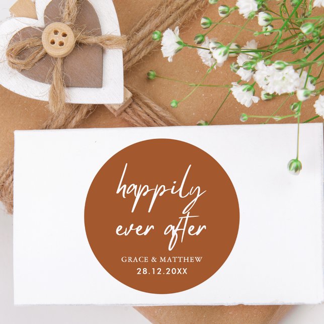 Sticker Rond Réception de mariage Happily Ever After en terre c (Happily ever after sticker creates a stylish modern touch for wedding favors.)