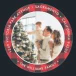 Sticker Rond Red Buffalo Plaid Christmas Retours Adresse Étique<br><div class="desc">Créez des étiquettes d'adresse de retour de Noël uniques avec un arrière - plan de buffle rouge et noir. Personnalisez facilement ces étiquettes de Noël rouges à damiers avec votre nom,  adresse et une photo.</div>
