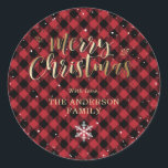 Sticker Rond Red Buffalo Plaid Gold Snow Christmas<br><div class="desc">Des autocollants Joyeux Noël ronds en or et en buffle rouge personnalisés. Personnalisez facilement ces autocollants rouges et noirs à damiers Noël avec votre nom de famille.</div>
