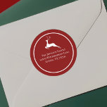 Sticker Rond Red Christmas Reindeer Chic Round Return Adresse<br><div class="desc">Un renne blanc élégant saute à côté de votre adresse de retour sur ces étiquettes de courrier de cartes rouges de Noël. L'accessoire de vacances parfait pour sceller vos cartes de voeux Tis the Season.</div>