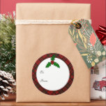 Sticker Rond Red Christmas tartan Holly twig Votre texte Balise<br><div class="desc">Red Christmas tartan Holly twig Votre texte Balise cadeau. Joli plaid rouge festif avec brindille sainte,  cercle blanc et texte.</div>