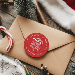 Sticker Rond Red Merry Christmas Round Return Adresse Label<br><div class="desc">Joyeux script de calligraphie de Noël avec modèle autocollant arrière - plan rouge. Peut être utilisé pour l'envoi Carte de fin de année.</div>