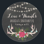 Sticker Rond Red Rose Antlers - Rustic Mariage Love & Thanks<br><div class="desc">Un autocollant de remerciement rond pour un mariage rustique, avec des bois de cerfs contre un arrière - plan de tableau noir. Des rangées de lampes à cordes illuminent les bois, décorés de fleurs roses et bleues, de roses rouges, de trèfles, de pivoines, de souffle de bébé et de lis...</div>